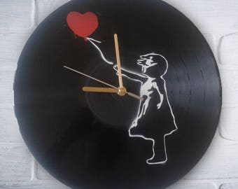 Dziewczyna Banksy&#39;ego z zegarem z płyty winylowej pomalowanym balonem