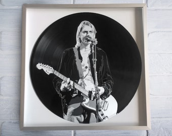 Kurt Cobain gemalt auf Vinyl-Schallplatte - gerahmt und bereit zum Aufhängen. Vinyl-Schallplattenkunst. Vinyl-Schallplattenkunst Nirvana