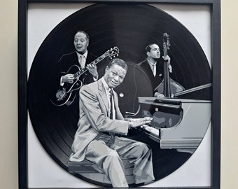 Nat King Cole Trio auf Schallplatte gemalt - Gerahmt und fertig zum Aufhängen. Vinyl-Schallplatte Kunst