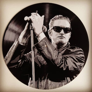 Layne Staley namalowany na płycie winylowej - Oprawiony i gotowy do powieszenia. Sztuka z płyty winylowej