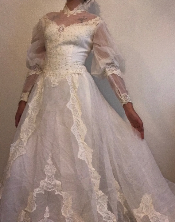Vintage IGLWU Victorian Style Lace Wedding Dress - image 3