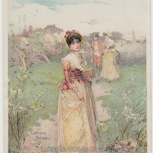 Puede incluir: Un anuncio antiguo de jab&oacute;n Lenox con una mujer con un vestido amarillo y una chaqueta roja caminando por un sendero en un jard&iacute;n. El texto dice "Lenox Soap Just Fits the hand and lathers freely in hard water."