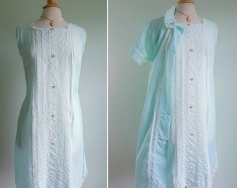 Conjunto de bata, camisón, bata, pijama con ribete de encaje blanco, diseño vintage de los años 60 en verde menta pastel y azul, con estampado floral de capullos de rosa, talla pequeña 34