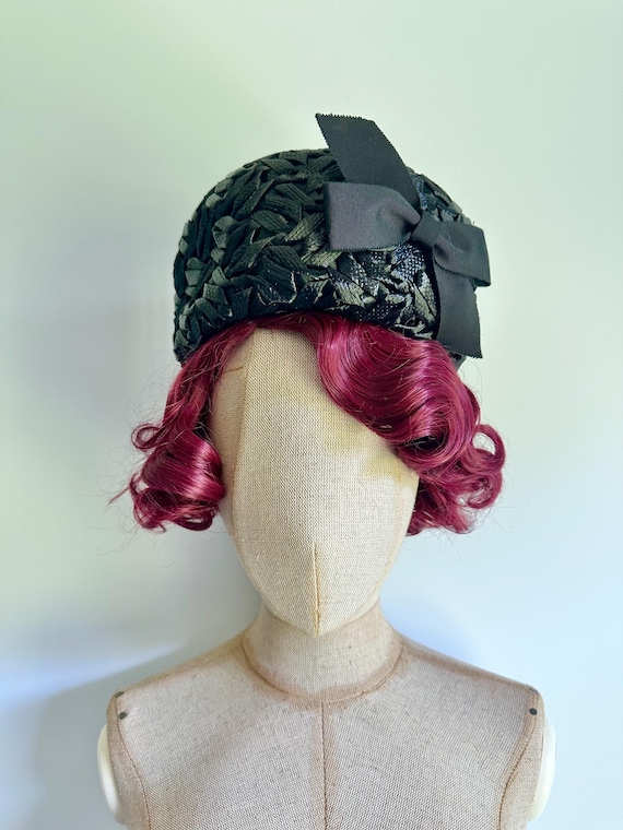 Buy Vintage Black Woven 1950s 1960s Pillbox Hat With Bow  display picture 1