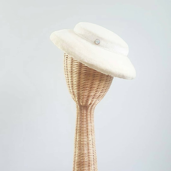 Vintage 1950s 1960s Tilt Brim Cream Hat, Aurora Borealis  display picture 2