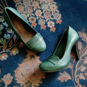 Vintage 1990s does 1940s dark forest green leather platform loafer heels, 1940s style shoes, casual or dress, US 6 M image 2