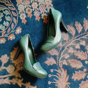 Vintage 1990s does 1940s dark forest green leather platform loafer heels, 1940s style shoes, casual or dress, US 6 M image 1