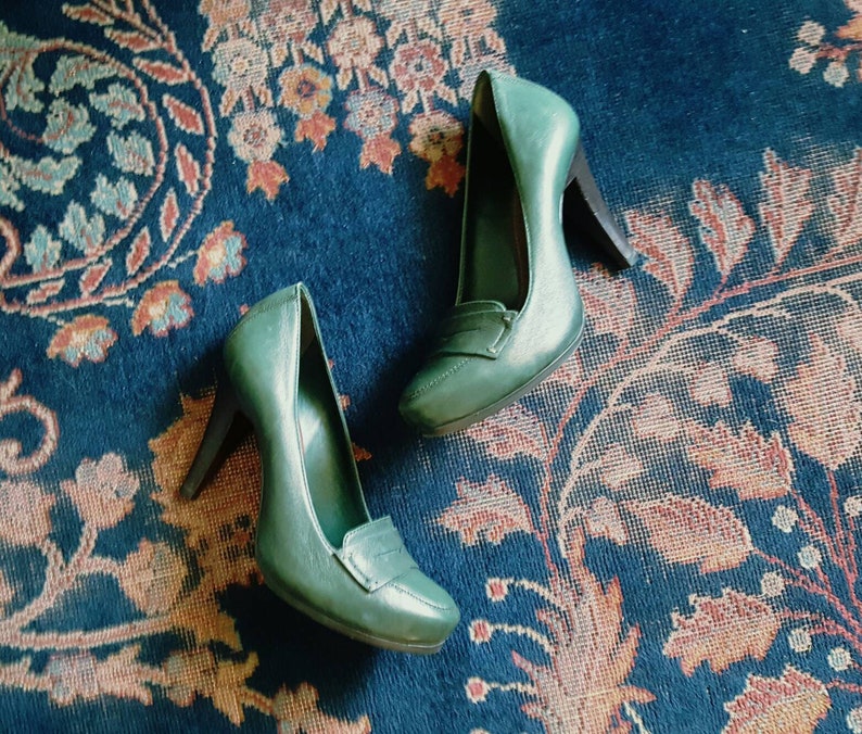 Vintage 1990s does 1940s dark forest green leather platform loafer heels, 1940s style shoes, casual or dress, US 6 M image 1