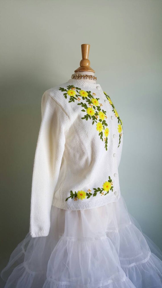 Vintage 1960s floral embroidered cream cardigan s… - image 3