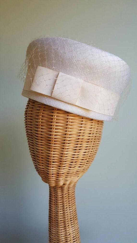 Vintage 1950s 1960s ivory cream pillbox hat, gros… - image 5