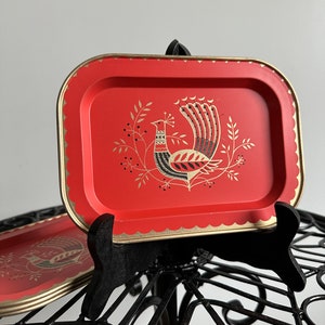Vintage Midcentury MCM Metall lackiert Cocktail Tabletts, Schmuckstücke Geschirr rot gold schwarz Vogel, Tole Fasan, Pfau, Wohnzimmer Vanity Bar Warenkorb