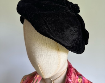 Vintage 1930s 1940s black silk velvet beret cloche hat, formal dress or casual
