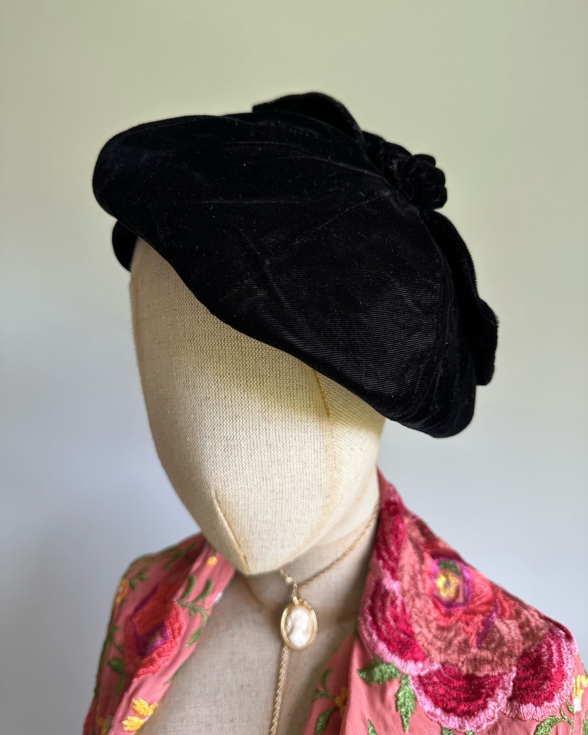 Antique Victorian / Edwardian Black Silk Velvet Beret with BEAUTIFUL Beadwork an Vintage 1930s 1940s Black Silk Velvet Beret Cloche Hat  main image 2