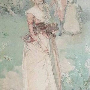 Puede incluir: Una mujer con un vestido blanco y una chaqueta de estampado rojo y blanco se encuentra en un campo. Lleva un libro en la mano. Dos personas m&aacute;s caminan hacia el fondo.