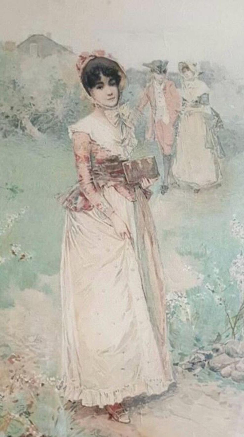 Puede incluir: Una mujer con un vestido blanco y una chaqueta de estampado rojo y blanco se encuentra en un campo. Lleva un libro en la mano. Dos personas m&aacute;s caminan hacia el fondo.