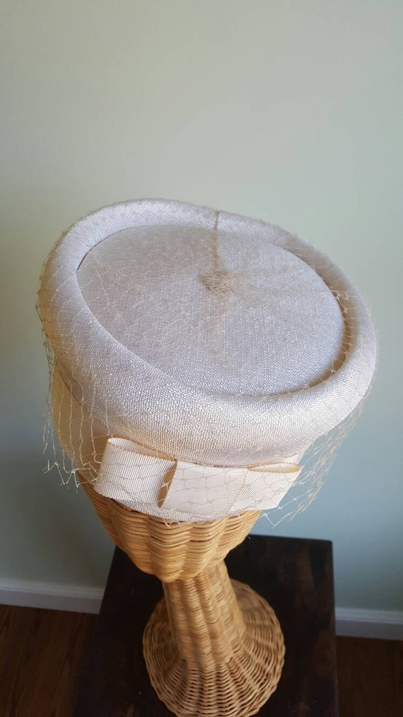 Vintage 1950s 1960s ivory cream pillbox hat, gros… - image 4