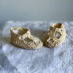 Darling antique crochet lace baby shoes, slippers, creamy ivory floral scallops, silk liner, Victorian Edwardian 1910s 1920s