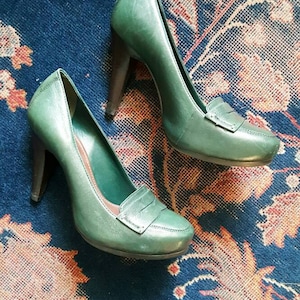 Vintage 1990 hace tacones mocasines de plataforma de cuero verde bosque oscuro de la década de 1940, zapatos estilo años 40, casual o vestido, US 6 M imagen 4