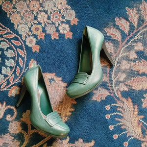 Vintage 1990s does 1940s dark forest green leather platform loafer heels, 1940s style shoes, casual or dress, US 6 M image 7