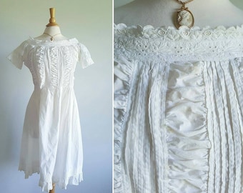 Antieke vintage Victoriaanse Edwardiaanse jaren 1800 jaren 1910 witte katoenen nachtjapon uit de jaren 1920, jurk, lingerie, oogjeskant, pintucks, mouwen, medium