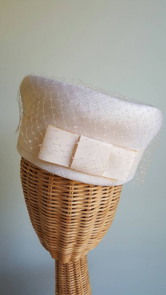 Vintage 1950s 1960s ivory cream pillbox hat, gros… - image 3