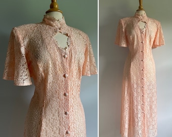 Vintage 1990-talsklänning i edwardiansk stil, persikofärgad, transparent spetsklänning från 1930-talet och 1940-talet, hög nyckelhålsringning, utsvängda ärmar, korsett och snörning baktill, stor