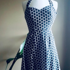 Retro jaren 90 jaren 50 zwart-witte gestippelde kant fit & flare halterjurk, VS 6 klein