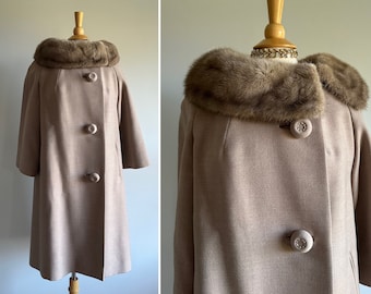 Vintage klassische 1950er Jahre taupe beige Swing Mantel, taupe Nerzpelzkragen, formelle Kleidung oder lässig, mittelgroß