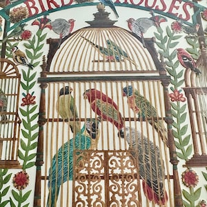 Puede incluir: Una ilustración vintage de una casa para pájaros con las palabras "Bird Houses" en una pancarta sobre una gran jaula para pájaros con una variedad de pájaros coloridos en su interior. La jaula para pájaros está hecha de madera y tiene una puerta de metal decorativa.