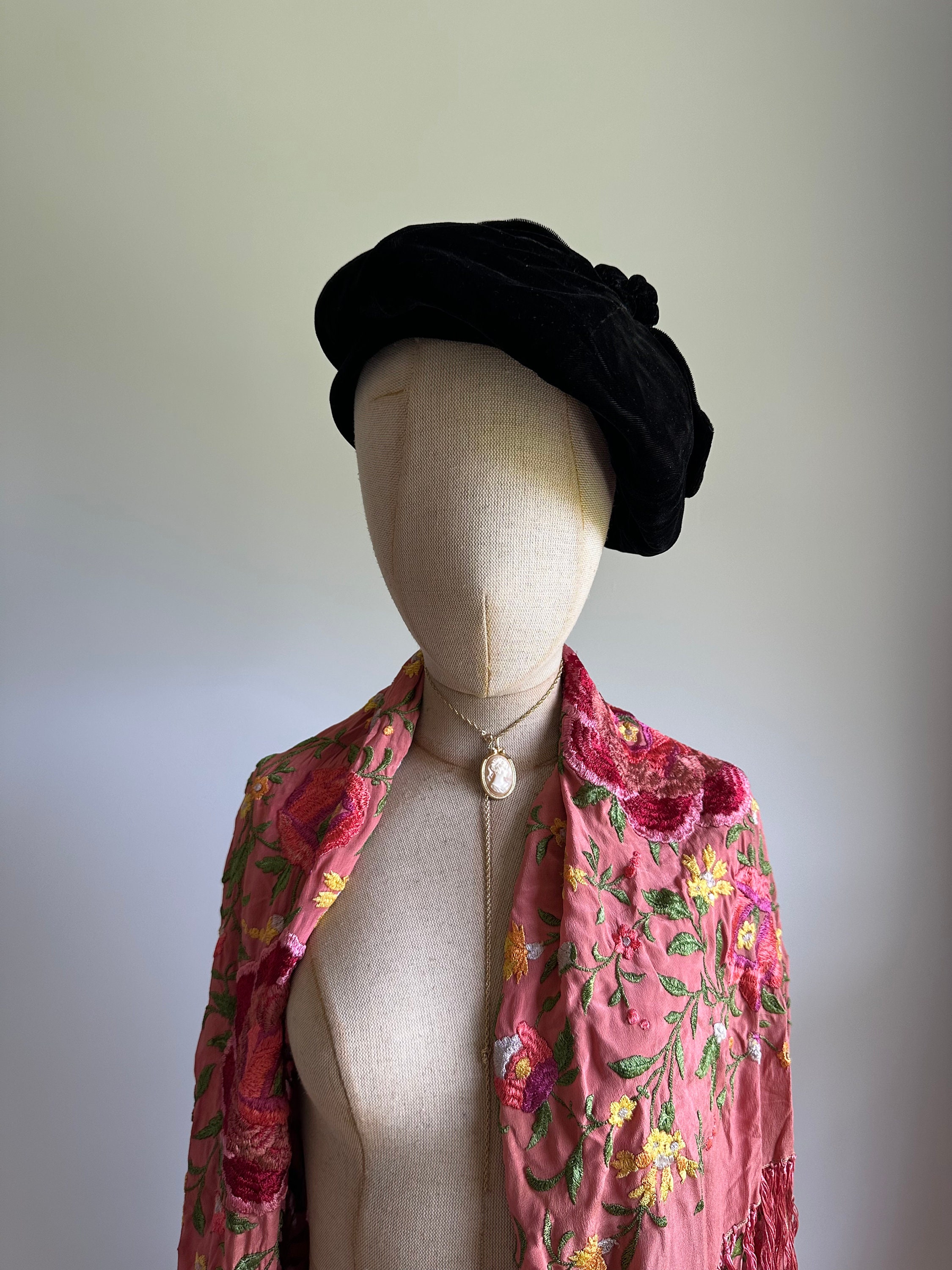 Vintage 1930s 1940s Black Silk Velvet Beret Cloche Hat 