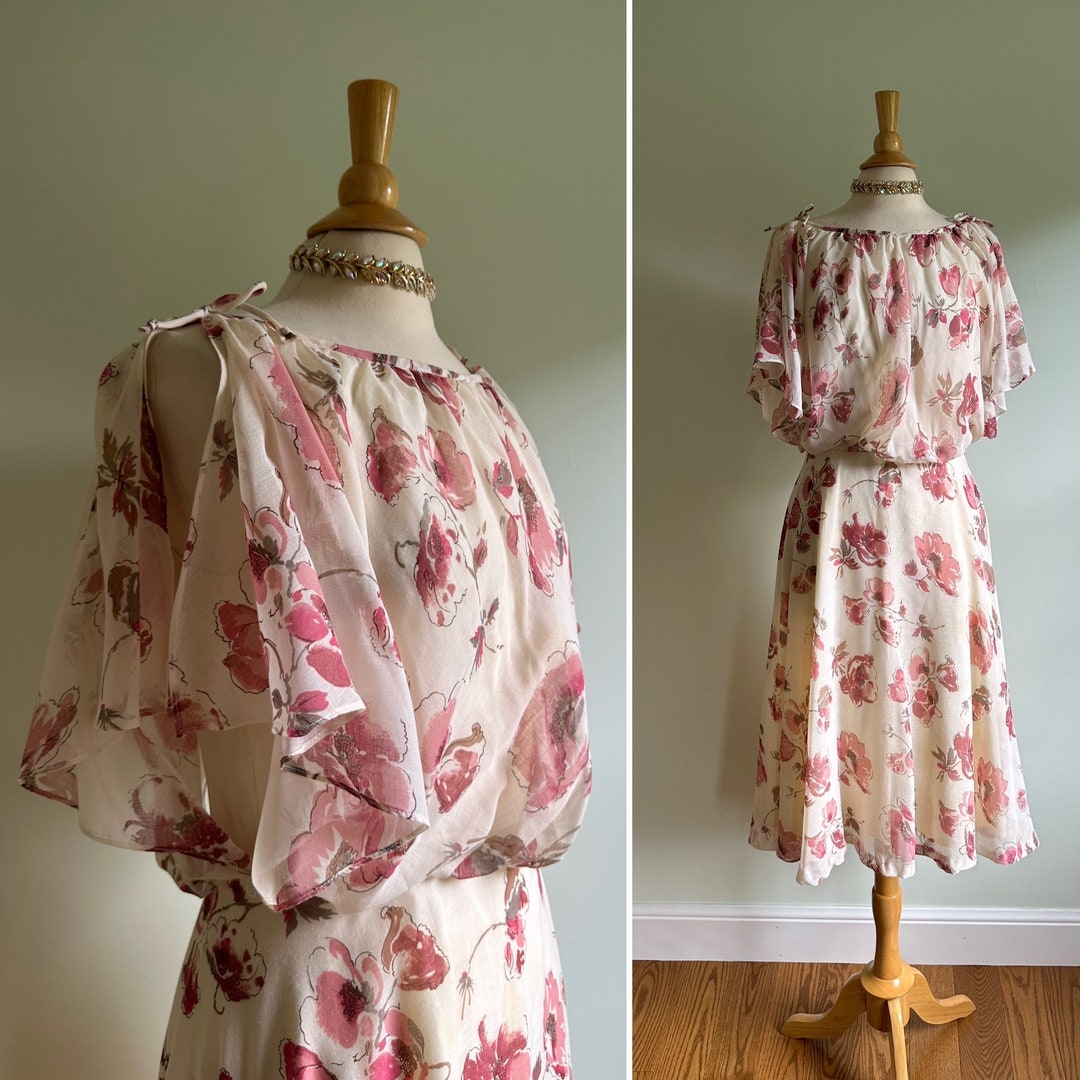 Hermoso vestido vintage de los años 70 con estampado floral de los años 30,  flores rosadas sobre fondo crema, mangas flotantes, ajuste y vuelo 