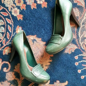 Vintage 1990s does 1940s dark forest green leather platform loafer heels, 1940s style shoes, casual or dress, US 6 M image 5