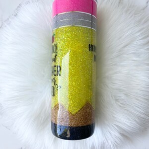 Puede incluir: Un vaso amarillo con purpurina con un dise&ntilde;o de l&aacute;piz negro y dorado. El vaso tiene una tapa rosa y el texto "Once a teacher, always a teacher" est&aacute; impreso en el lateral.