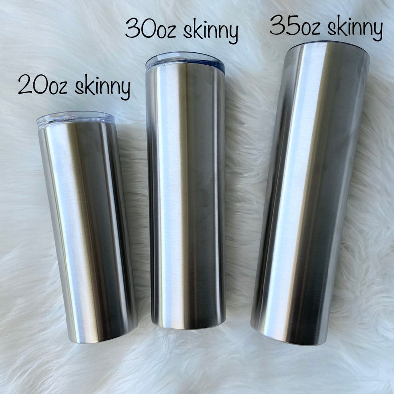 Puede incluir: Tres vasos de acero inoxidable de diferentes tama&ntilde;os: 20 oz, 30 oz y 35 oz. Todos los vasos son delgados y tienen un acabado plateado.