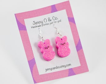 Könnte beinhalten: Rosa glitzernde Hasenohr-Ohrringe mit silbernen Haken. Die Ohrringe befinden sich auf einer rosa Karte mit dem Text "Jenny O & Co. Handmade pretties just for you!" und der Website "jennyoandco.etsy.com".