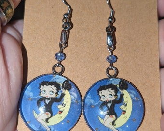 Brincos artesanais com ícone de desenho animado da Betty na lua