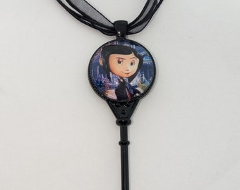 Collana con chiave nera ispirata ai cartoni animati horror fatta a mano, cimeli cinematografici gotici e unici, due versioni disponibili, ragazza dei cartoni animati
