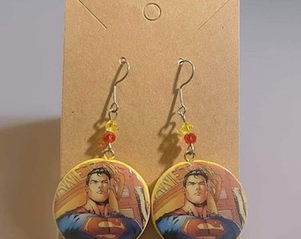 Pendientes de superhéroe hechos a mano