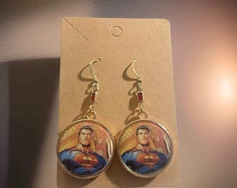Pendientes de superhéroe hechos a mano