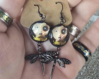 Pendientes góticos de libélula negra inspirados en dibujos animados de terror hechos a mano Recuerdos de películas únicas Chica de dibujos animados de terror