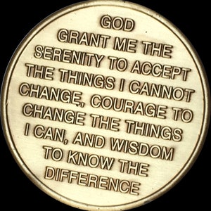 Pode incluir: Uma moeda redonda, dourada, com a inscri&ccedil;&atilde;o: "GOD GRANT ME THE SERENITY TO ACCEPT THE THINGS I CANNOT CHANGE, COURAGE TO CHANGE THE THINGS I CAN, AND WISDOM TO KNOW THE DIFFERENCE."