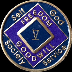 Moneda de sobriedad con medallón de Narcóticos Anónimos, color azul y morado, con chip NA Clean Time de 5 años