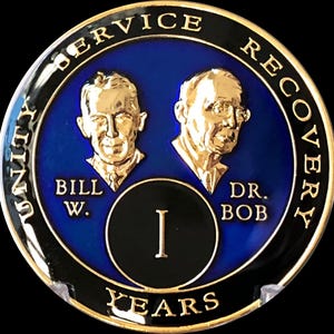 Puede incluir: Una moneda de oro con un diseño azul y negro. La moneda presenta dos retratos de hombres, uno etiquetado como "Bill W." y el otro como "Dr. Bob." La moneda también presenta el texto "Unity Service Recovery" y "1 Years."