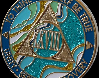 Puede incluir: Una moneda redonda azul y dorada con las palabras "To Thine Own Self Be True" y "Unity Service Recovery" alrededor del borde. El centro de la moneda presenta un triángulo dorado con el número "XVIII" en su interior. El triángulo está rodeado por un patrón de espiral azul y blanco.