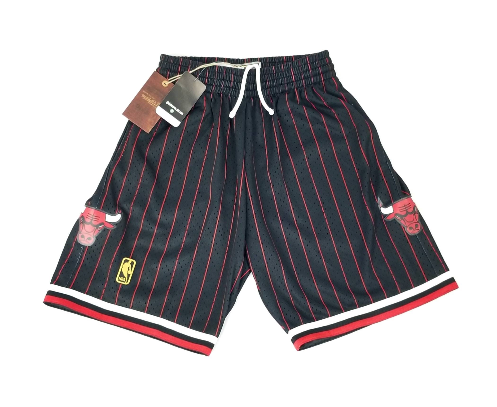  Mitchell & Ness Chicago Bulls Men's Alternate 1996-97 Swingman  Shorts : Sports & Outdoors