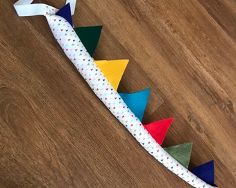Triangolo arcobaleno vestire la coda coda di dinosauro coda di drago coda di canguro coda squamosa