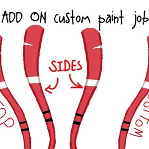 Op de afbeelding: Illustratie van rode objecten met witte en zwarte accenten, gelabeld met "TOP", "SIDES" en "BOTTOM". De tekst "ADD ON custom paint job" staat bovenaan. Pijlen wijzen naar de zijkanten.