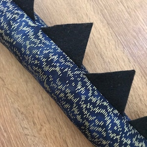 Goldener Nacht-Spitzenschwanz. Kostüm. Cosplay. Drachenschwanz. Dinosaurier Schwänze.