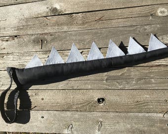 Coda nera con punte grigie. coda indossabile. Cosplay. Halloween. Costume. Drago. Dinosauro. Lucertola. Rettile.
