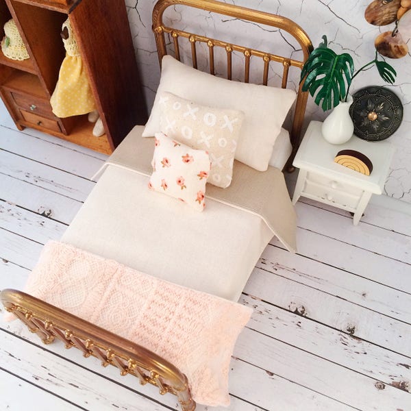 Miniatur-Bett, Pfirsich Boho Puppenhaus Bett, 01:12 Maßstab moderne bett, Incy Interiors inspiriert Miniatur-Bett, moderne Miniatur-Möbel